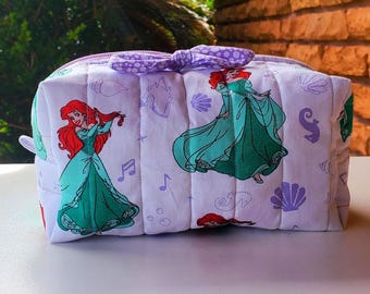 Neceser de maquillaje Disney Ariel Princess con conchas y notas musicales, neceser acolchado personalizado, estuche para cosméticos y artículos de tocador.