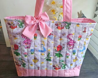 Bolso tote de Alicia en el País de las Maravillas, bolso tote acolchado hecho a mano con lazo rosa, bolso de hombro coqueto, bolso inspirado en Disney, bolso para el día a día, regalo para ella.