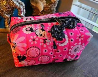 Trousse à maquillage rose Minnie Mouse : trousse à cosmétiques matelassée Disney, étui carré gonflé à pois noirs, cadeau personnalisé