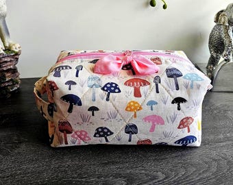 Trousse de toilette matelassée haut de gamme en forme de forêt de champignons : trousse à cosmétiques rose faite main personnalisée, boîte à maquillage, cadeau pour elle