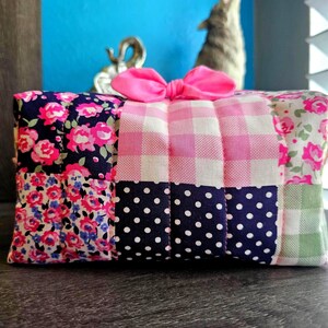 Blumen Patchwork Reißverschluss-Beutel: Personalisierte gesteppte Kosmetik- und Kulturtasche