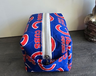 Trousse de maquillage matelassée premium des Chicago Cubs, trousse à cosmétiques, cadeau pour fan de baseball, organiseur de voyage articles de toilette, pochette à fermeture éclair pour équipe sportive, cadeau pour elle