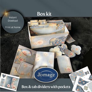 Op de afbeelding: Een printbare doosset met tabbladen en zakken. De doos is versierd met een bloemenpatroon in blauwe en roze tinten. De set bevat een verscheidenheid aan labels en decoratieve elementen. De tekst "Box kit" en "Box & tab dividers with pockets" is zichtbaar in de afbeelding. De tekst "Jomage" is ook zichtbaar in de afbeelding.