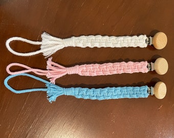 Macrame pacifier clip, Boho pacifier clip, Dummy clip, Baby shower gift, Newborn gift, Handmade pacifier clip, Boys gift, Girls gift