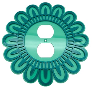 Può includere: Una copertura decorativa per presa elettrica color turchese con un design floreale. La copertura presenta due fori per prese e un foro centrale per la vite. Il design a forma di fiore ha elementi a forma di petalo sovrapposti.