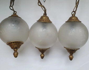 Drei antike Pendelleuchten aus vergoldetem Messing und Milchglas