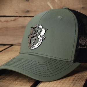 Special Forces - Green Beret Brushed Metal Appearance Badge Hat - Officially Licensed U.S. Army