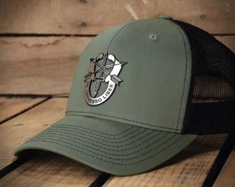 Fuerzas Especiales - Gorra con insignia de boina verde con acabado metálico cepillado - Producto oficial del Ejército de los EE. UU.