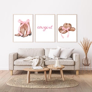 Juego de arte de pared de vaquera imprimible, arte de pared con botas de vaquero occidental, galería de decoración de pared de dormitorio con lazos rosas de moda, carteles impresos de moda con sombrero de vaquera