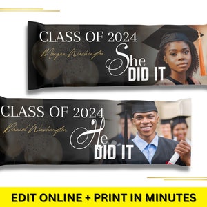 Op de afbeelding: Twee etiketten voor een afstudeercadeau met een zwarte en gouden achtergrond. De etiketten tonen een zwart-witfoto van een afgestudeerde in een baret en toga, samen met de tekst "Klas van 2024" en "[Naam] Hij/Zij heeft het gedaan".