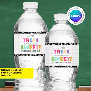 以下が含まれることがあります： 「A Little Treat to Make Your First Day Sweet! It's Going to Be a Great Year!」と書かれたラベルが付いた透明なプラスチック製ウォーターボトル2本。ラベルは黒と白で、赤、ピンク、黄、青、緑のテキストが書かれています。ラベルはノートのページのようにデザインされています。