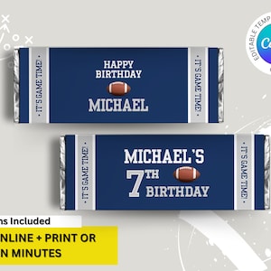 Puede incluir: Dos envoltorios de barras de chocolate azul marino con temas de fútbol. Uno dice "Happy Birthday Michael" y el otro "Michael's 7th Birthday". Ambos tienen un gráfico de fútbol y el texto "IT'S GAME TIME!"