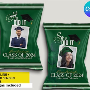 Puede incluir: Dos bolsas de regalo para fiesta de graduación verde y blanco con un marco de fotos y texto que dice "He Did It" y "She Did It". Las bolsas están decoradas con un gorro de graduación y una cinta dorada. El texto también incluye el nombre del graduado y el año "Clase de 2024".