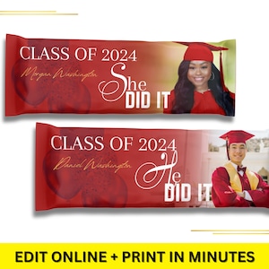 Może przedstawiać: Dwa czerwono-białe opakowania na czekoladowe batoniki z ogłoszeniem o ukończeniu szkoły z tekstem "Klasa 2024" i "On to zrobił" lub "Ona to zrobiła" ze zdjęciem absolwenta w czapce i szacie.