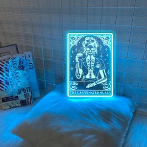 Die koffeinhaltige Krankenschwester Leuchtreklame Geschenke, Tarot-Karte Die Krankenschwester Neon, Krankenschwester Kaffee Leuchtreklame, Nutse Neon Geschenk, lustige Krankenschwester Neon, Geschenk für Krankenschwester