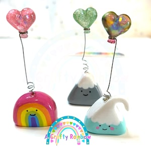 Petit ami de bureau arc-en-ciel heureux avec un ballon Teeny