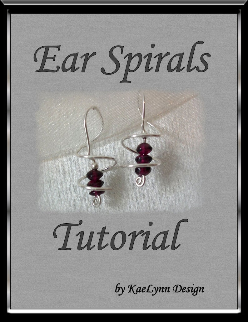 Pode incluir: Um tutorial para fazer espirais de orelha com fio e contas. A imagem mostra duas espirais de orelha prateadas com contas de cor vermelha escura. O texto "Ear Spirals Tutorial by KaeLynn Design" est&aacute; na parte inferior da imagem.