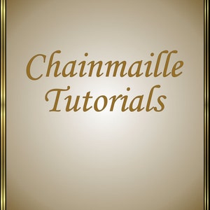 Puede incluir: Una imagen enmarcada en oro con el texto "Chainmaille Tutorials" en una fuente cursiva dorada. El texto "by KaeLynn Design" está en una fuente cursiva dorada más pequeña en la parte inferior de la imagen.