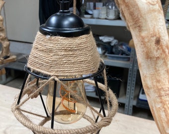 originele wandlamp op behandeld hout
