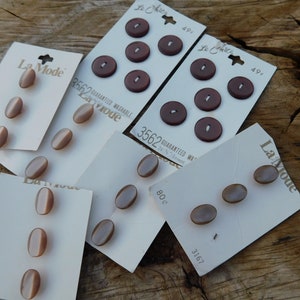 Vintage 1960-1970 Le Chic # 3562 & La Mode # 3167 Brown Moon Glow Button lot 25 buttons