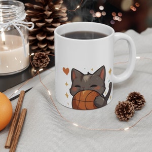 Schattige anime-kat die basketbal speelt koffiemok, schattige emote, schattige emoji, schattige kat, anime, tekenfilm, cadeau voor haar, cadeau voor hem,