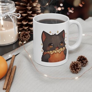 Schattige cartoon kat die popcorn eet koffiemok, schattige emote, cartoon kat, zwarte kat, kat emoji, cadeau voor haar, cadeau voor hem,