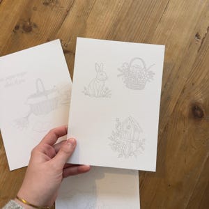 Illustrations botaniques à l’aquarelle inspirées du printemps, comprenant six visuels délicats : 3 éléments (un panier fleuris, un lapin, une maison à oiseau), une table de campagne, un ensemble de petits éléments, un cadre vintage avec une poule, un panier de pique-nique. Style maison de campagne, doux et authentique. Idéal pour décoration murale, papeterie ou impression. Créations artisanales, parfaites pour une ambiance rustique et chaleureuse. Papier 300g spécial aquarelle