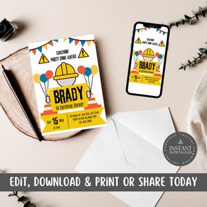 Op de afbeelding: Een printbare bouwpartij-uitnodiging met een cartoonillustratie van een bouwvakker die een gele helm draagt en een bord vasthoudt waarop staat "Brady wordt drie!" De uitnodiging heeft een geel, oranje en rood kleurenschema en bevat de tekst "Let op! Bouwterrein!"