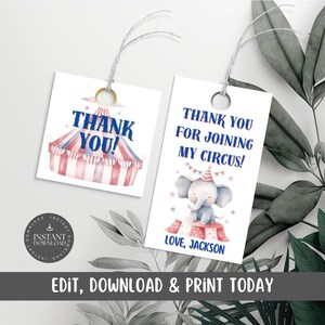 Puede incluir: Dos etiquetas de agradecimiento imprimibles para una fiesta con temática de circo. La primera etiqueta presenta una carpa a rayas rojas y blancas con el texto "¡Gracias!" en azul. La segunda etiqueta presenta un elefante de dibujos animados de pie en una plataforma a rayas rojas y blancas con el texto "¡Gracias por unirte a mi circo! Con cariño, Jackson".