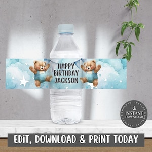 Op de afbeelding: Waterfleslabel met een blauwe en witte aquarel achtergrond met wolken, sterren en twee teddyberen. Het label zegt "Happy Birthday Jackson".
