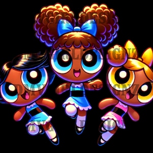Puede incluir: Tres chicas de dibujos animados con piel morena, ojos grandes y sonrisas brillantes. La chica del centro tiene el pelo rizado marrón y lleva un vestido azul. La chica de la izquierda tiene el pelo negro y lleva un vestido azul. La chica de la derecha tiene el pelo rubio y lleva un vestido rosa.