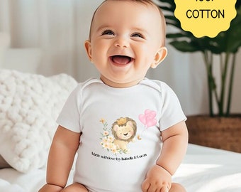 Op maat gemaakt met liefde door, grappige baby onesie, pasgeboren genderneutrale baby slaappak, babyborrels cadeau, nieuwe babycadeaus, Moederdagcadeaus