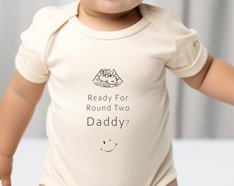 Klaar voor ronde twee Daddy Sleepsuit, nieuwe moeder of vader cadeau, aangepaste grappige baby onesie, biologische pasgeboren babykleding, vaderdagcadeaus