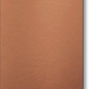 Può includere: Una lastra metallica rettangolare con finitura in rame spazzolato. La superficie presenta una tonalità metallica bruno-rossastra uniforme con una fine venatura orizzontale, creando una texture liscia e riflettente su tutto il pannello.