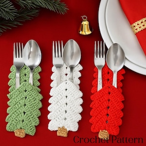 Puede incluir: Soportes de utensilios con forma de árbol de Navidad de ganchillo en verde, blanco y rojo, cada uno con un tenedor y una cuchara. Los soportes tienen un tronco marrón y están colocados sobre una superficie roja. El texto "Crochet Pattern" es visible.
