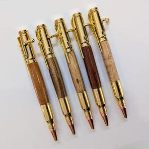 Handgedrechselter Kugelschreiber aus Holz, auf einer Drechselbank gefertigt