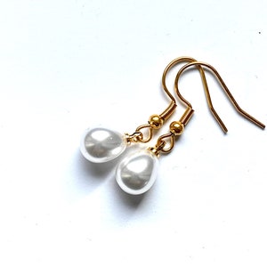 Earrings, All Souls Trilogy inspired, Ysabeau de Clermont, Pearl earrings, A discovery of witches, Diana Bishop, jewelry, bookish, handmade image 3