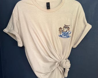 Niedliches Katzen Shirt, Bestickte Katze in der Teetasse, Geschenk für Muttertag