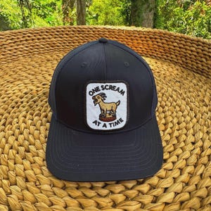 Casquette brodée en forme de chèvre qui hurle - Un cri à la fois - Pour tous ceux qui y vivent - Broderie sur la santé mentale - Cadeau pour amoureux des chèvres
