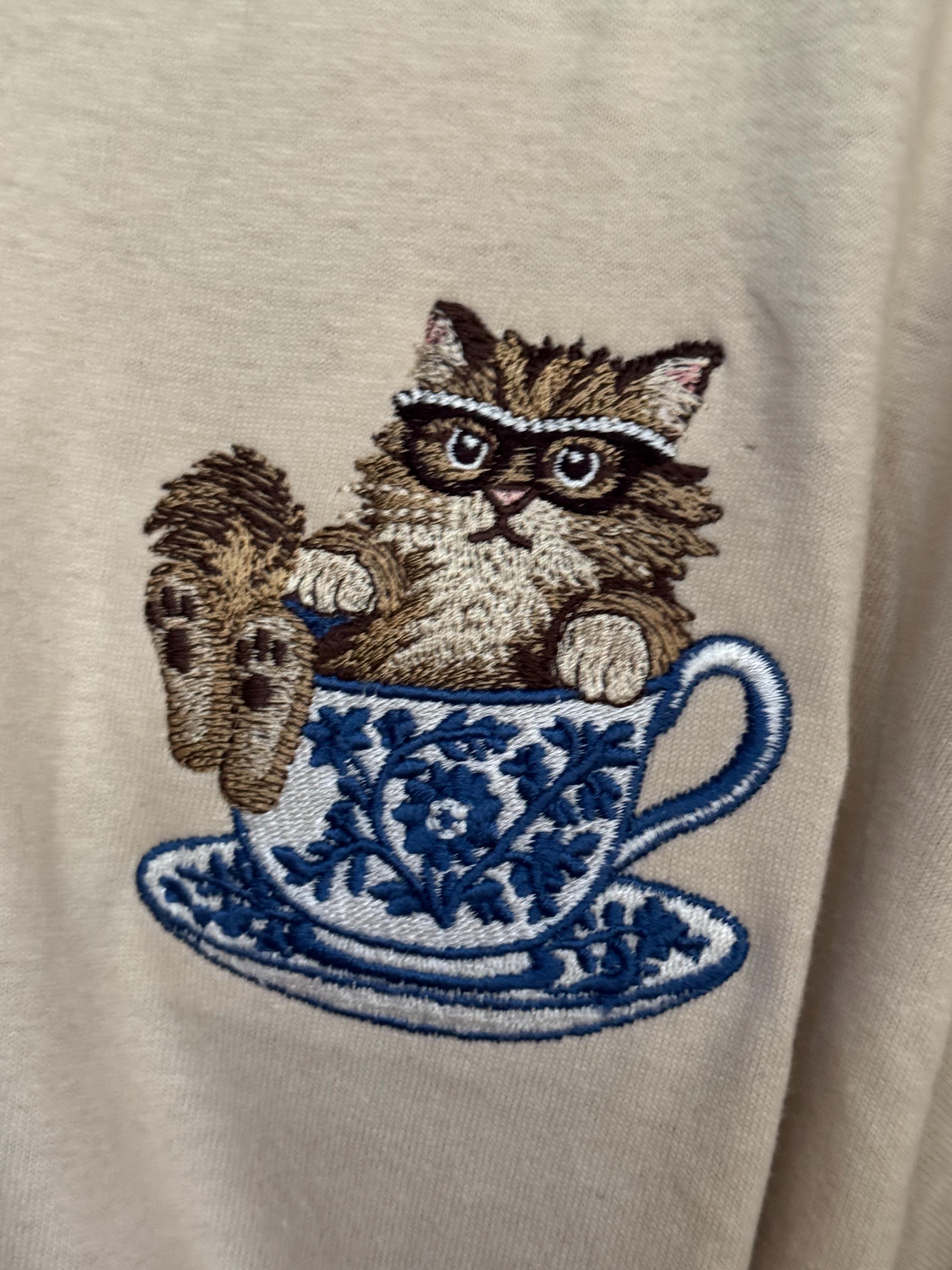 かわいい猫のシャツ、ティーカップに入った刺繍の子猫、カスタム子猫T 