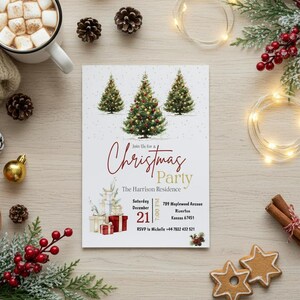 Puede incluir: Una invitación a una fiesta de Navidad con tres árboles de Navidad decorados y la frase "Christmas Party". La invitación está rodeada de decoraciones festivas, incluyendo adornos, piñas y galletas de jengibre.