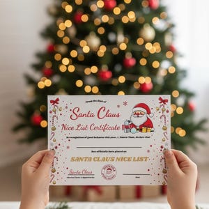 Puede incluir: Un certificado de la lista de buenos de Santa Claus se muestra frente a un árbol de Navidad decorado. El certificado, sostenido, presenta una ilustración de Santa y el texto "Santa Claus Nice List Certificate."