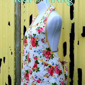 Instant Download Pearls Pinny a Vintage Feedsack Style Kitchen Apron Pattern PDF Easy to Sew