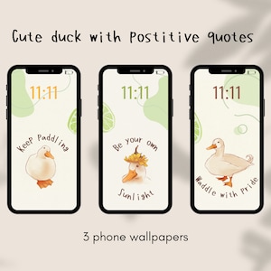 Puede incluir: Tres fondos de pantalla para teléfono con un lindo pato de dibujos animados con citas positivas. El primer fondo de pantalla dice "Keep Paddling", el segundo dice "Be your own Sunlight", y el tercero dice "Waddle with Pride".