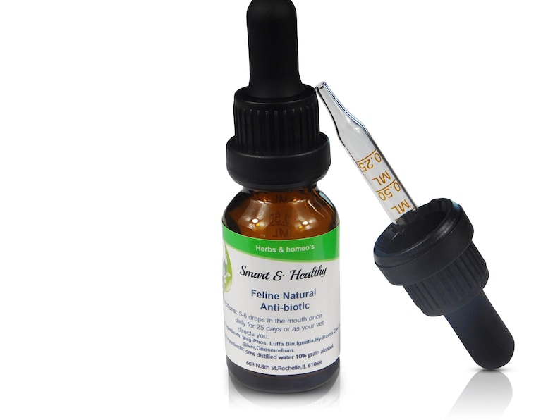 Pu&ograve; includere: Un piccolo flacone di vetro ambrato con un tappo contagocce nero e un'etichetta verde che recita "Smart & Healthy Feline Natural Anti-biotic". L'etichetta include anche istruzioni per l'uso e un elenco di ingredienti.