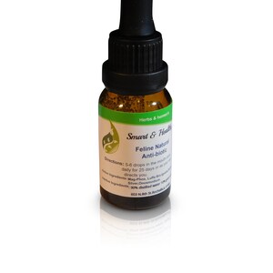 Pu&ograve; includere: Una bottiglia di vetro marrone con un contagocce nero. L'etichetta riporta "Smart & Healthy Feline Natural Anti-biotic". Le istruzioni per l'uso sono elencate sull'etichetta.