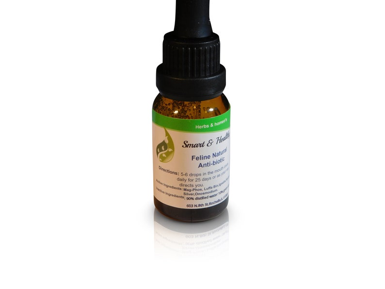 Pu&ograve; includere: Una bottiglia di vetro marrone con un contagocce nero. L'etichetta riporta "Smart & Healthy Feline Natural Anti-biotic". Le istruzioni per l'uso sono elencate sull'etichetta.