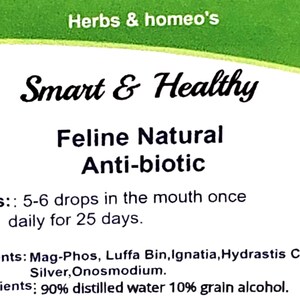 Pu&ograve; includere: Un'etichetta verde e bianca con il testo "Herbs & homeo's Smart & Healthy Feline Natural Anti-biotic" e istruzioni per l'uso. L'etichetta include anche un codice a barre e il testo "3333333 9".