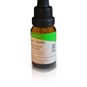 Pu&ograve; includere: Un piccolo flacone di vetro ambrato con un contagocce nero. Il flacone ha un'etichetta verde con il testo "Pet & Healthy" e "Colline Natural Anti-biotic".