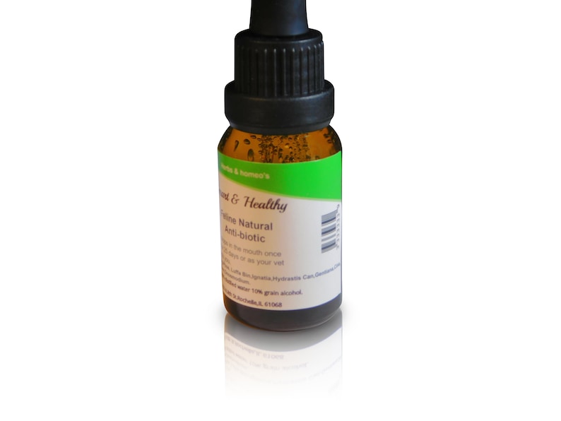 Pu&ograve; includere: Un piccolo flacone di vetro ambrato con un contagocce nero. Il flacone ha un'etichetta verde con il testo "Pet & Healthy" e "Colline Natural Anti-biotic".
